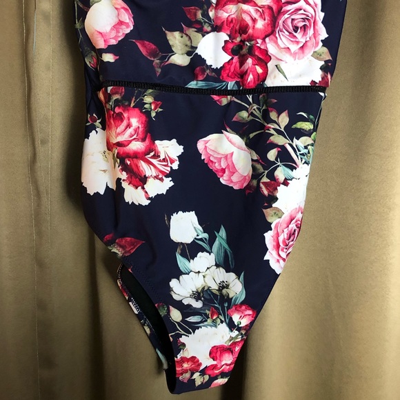 Cupshe Floral One Piece Swimsuit with Removable and Adjustable Straps - Picture 3 of 9